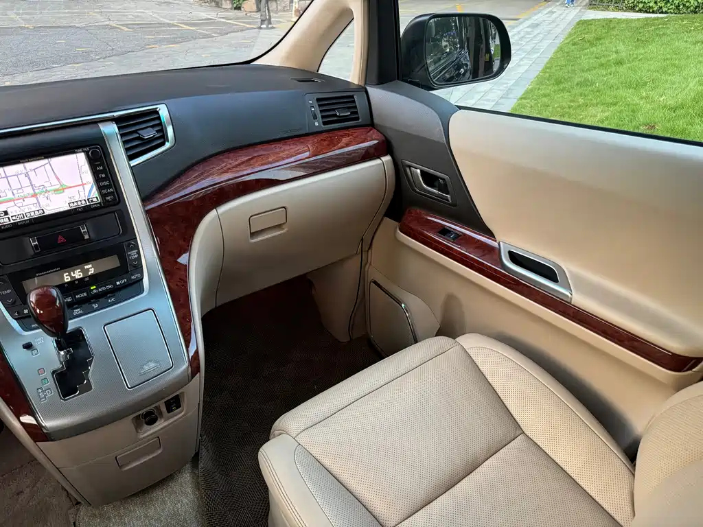 TOYOTA ALPHARD 2011