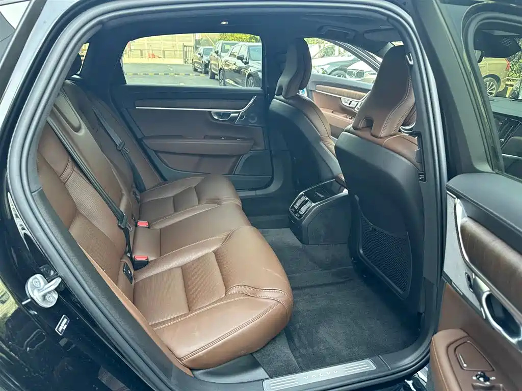 VOLVO S90 2023