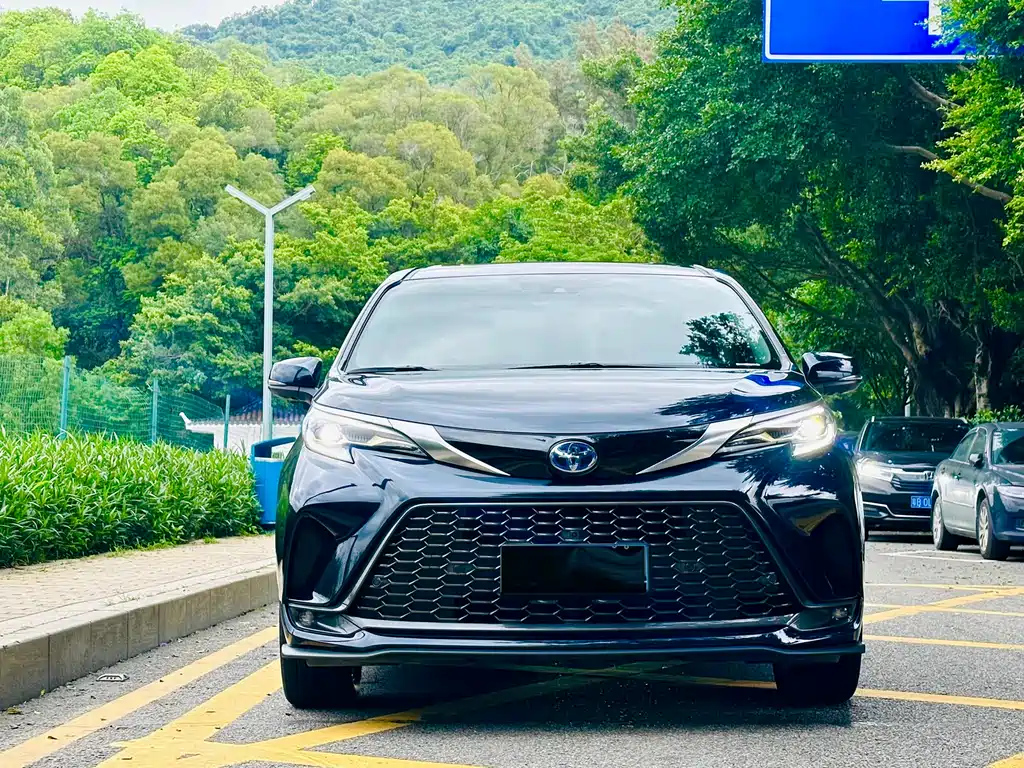 TOYOTA GRANVIA 2023