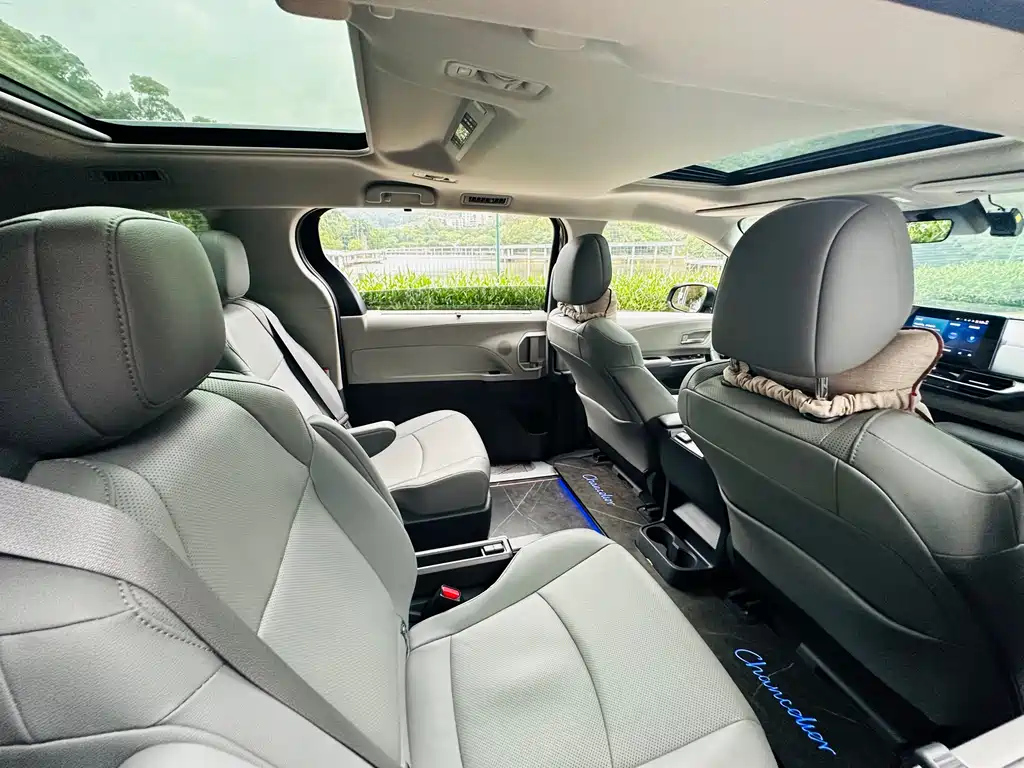 TOYOTA GRANVIA 2023