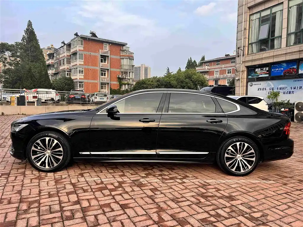 VOLVO S90 2023