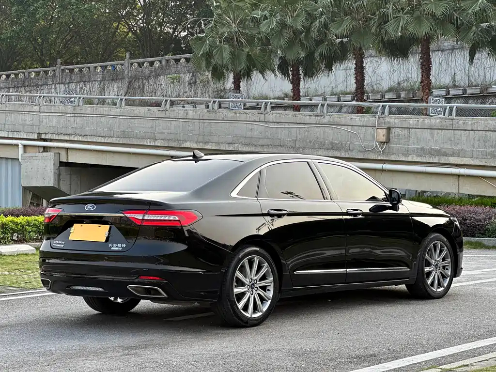 FORD TAURUS 2021