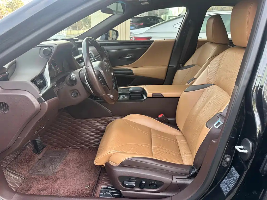 LEXUS ES 2020