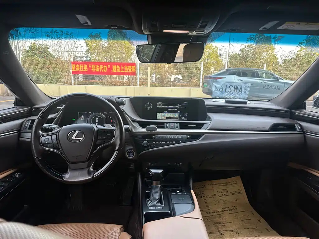 LEXUS ES 2020