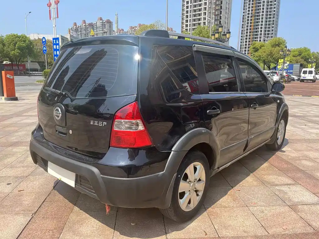 NISSAN LIVINA 2012