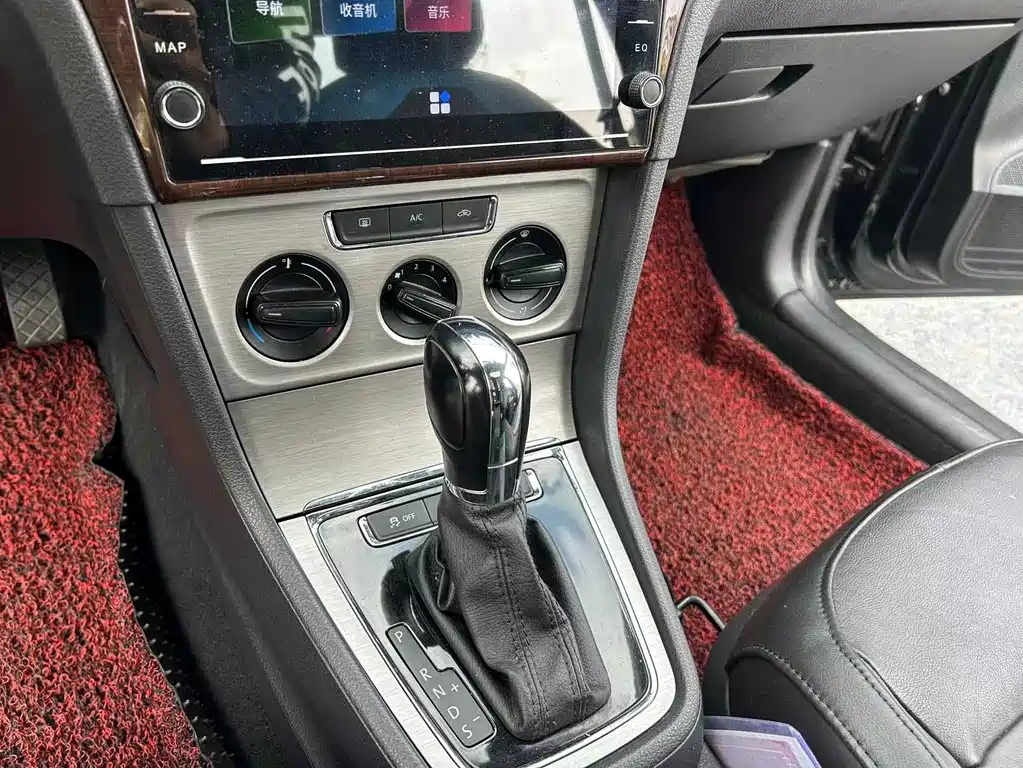 VOLKSWAGEN LAVIDA 2015