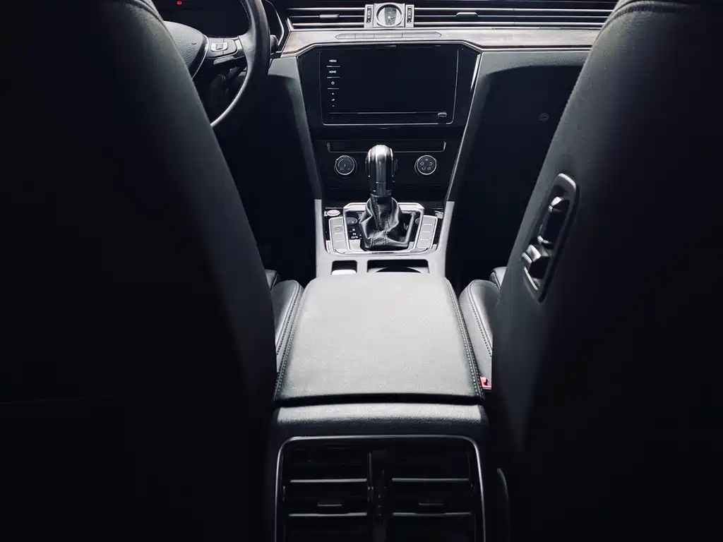 VOLKSWAGEN MAGOTAN 2020