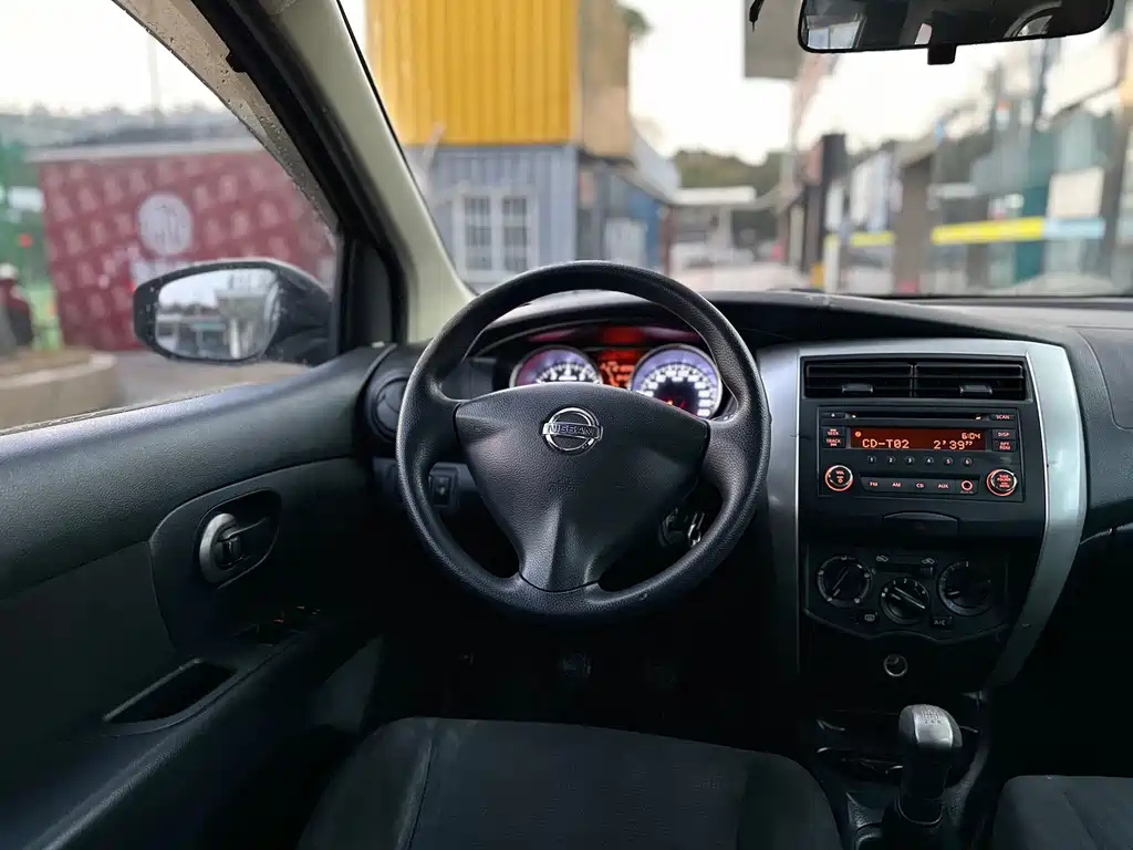 NISSAN LIVINA 2015