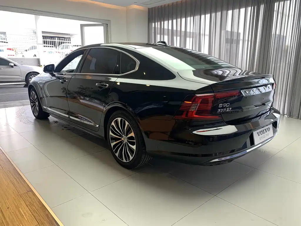 VOLVO S90 2023