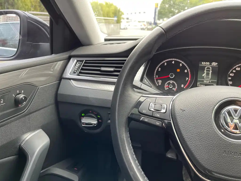 VOLKSWAGEN PASSAT 2018