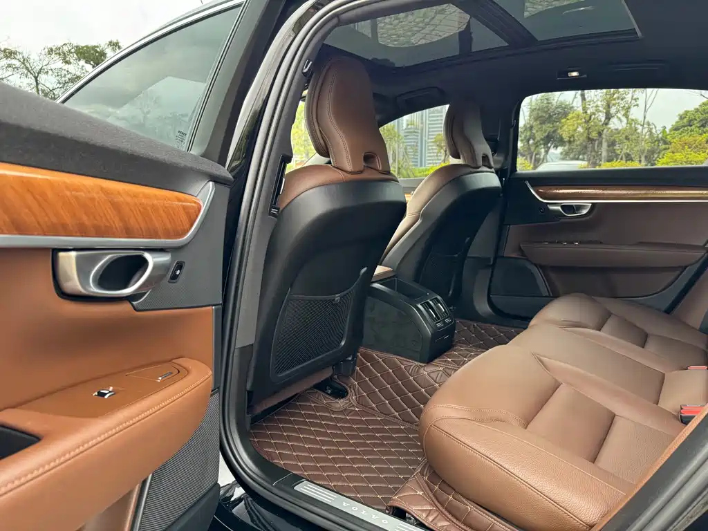VOLVO S90 2023