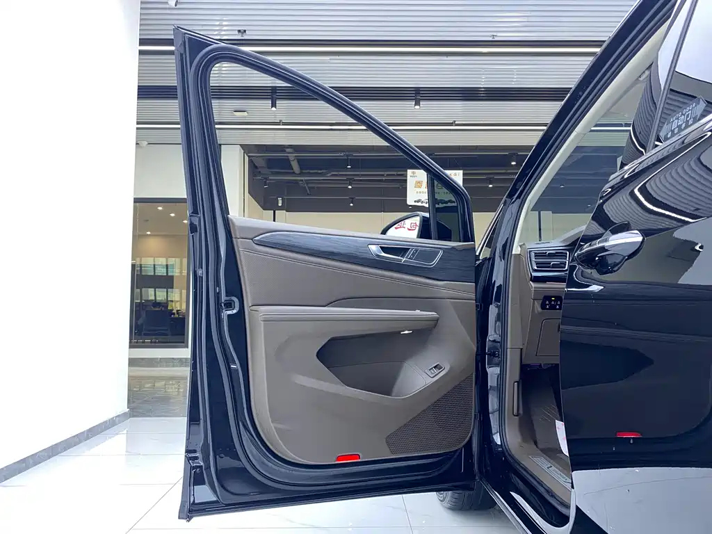 VOLKSWAGEN VILORAN 2023