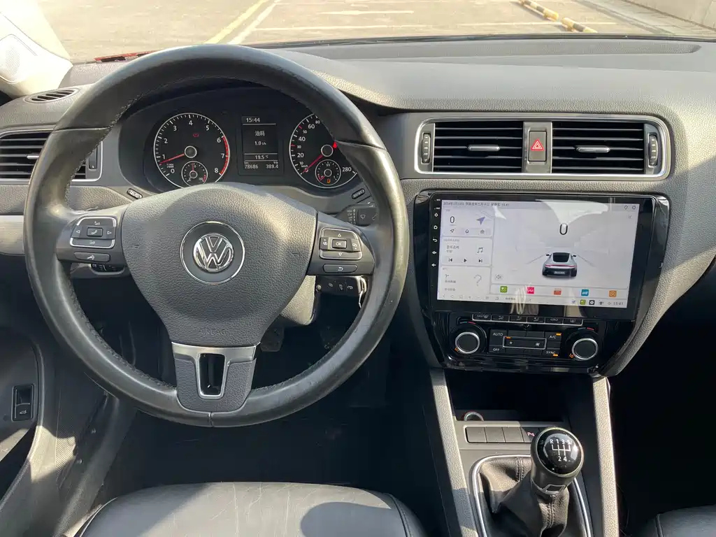 VOLKSWAGEN SAGITAR 2015