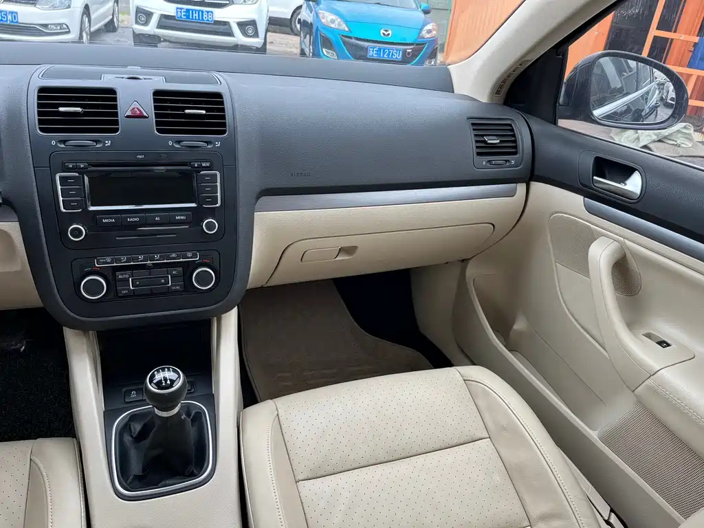 VOLKSWAGEN SAGITAR 2011
