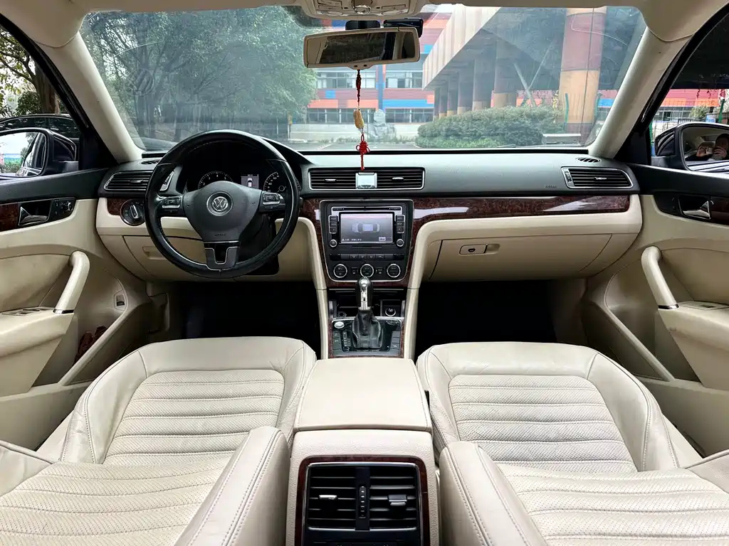 VOLKSWAGEN PASSAT 2012