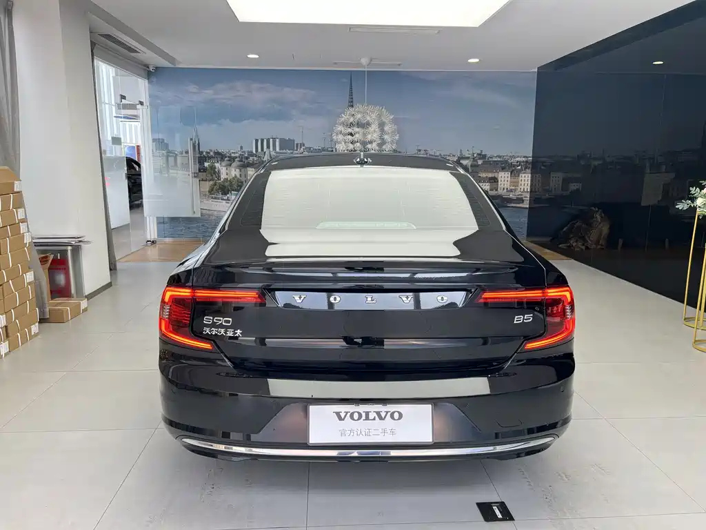 VOLVO S90 2023