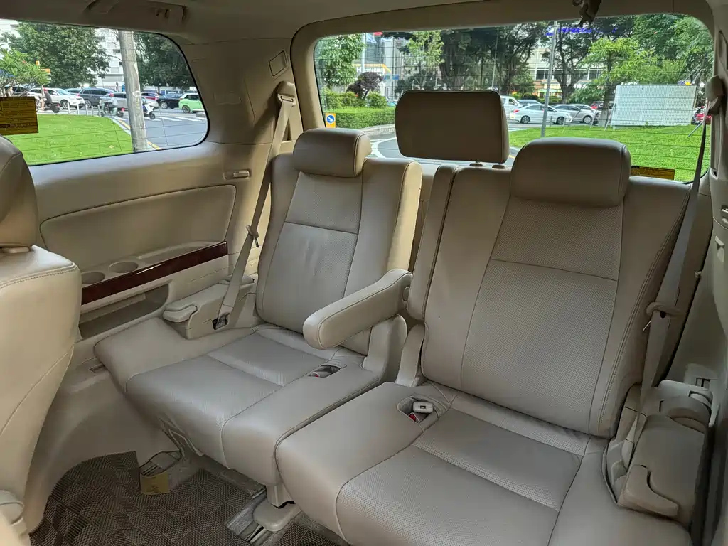 TOYOTA ALPHARD 2011