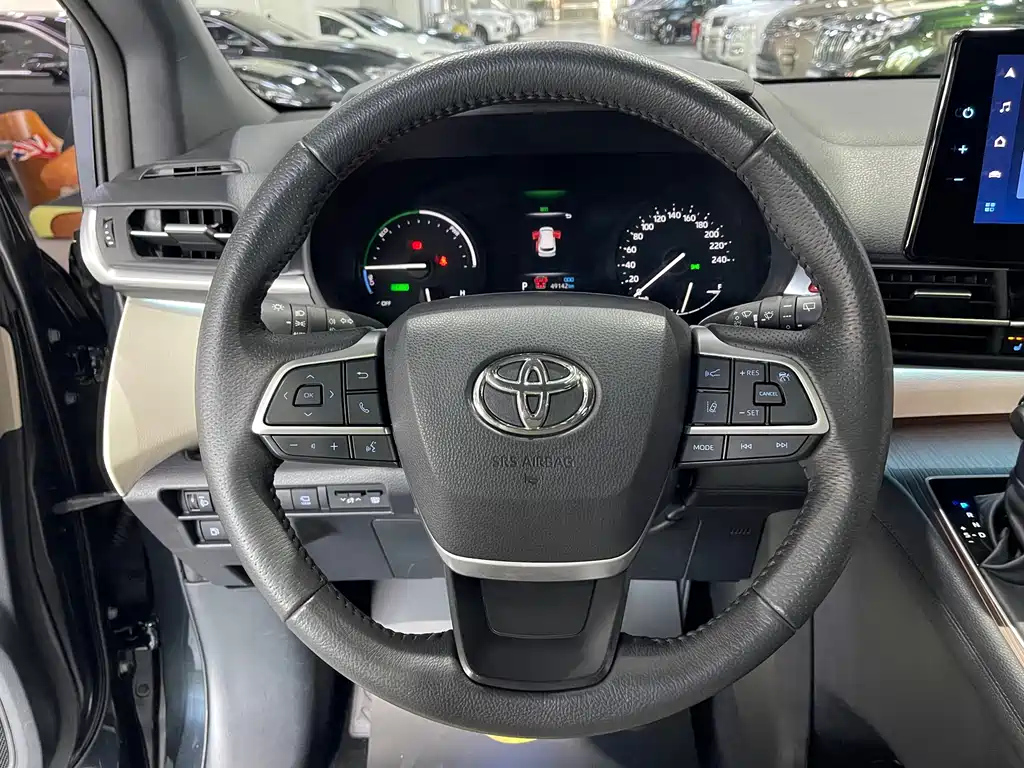TOYOTA GRANVIA 2023