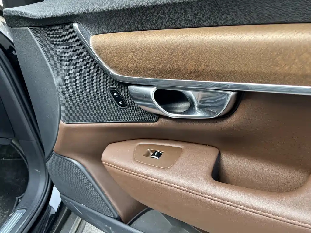 VOLVO S90 2023