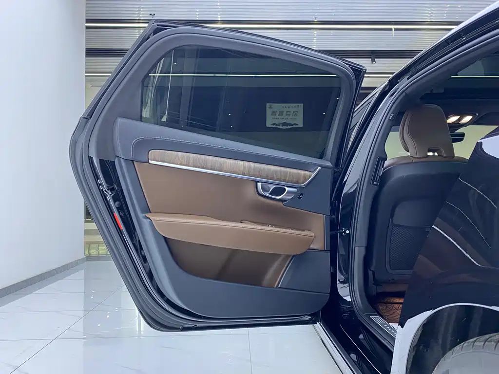 VOLVO S90 2023