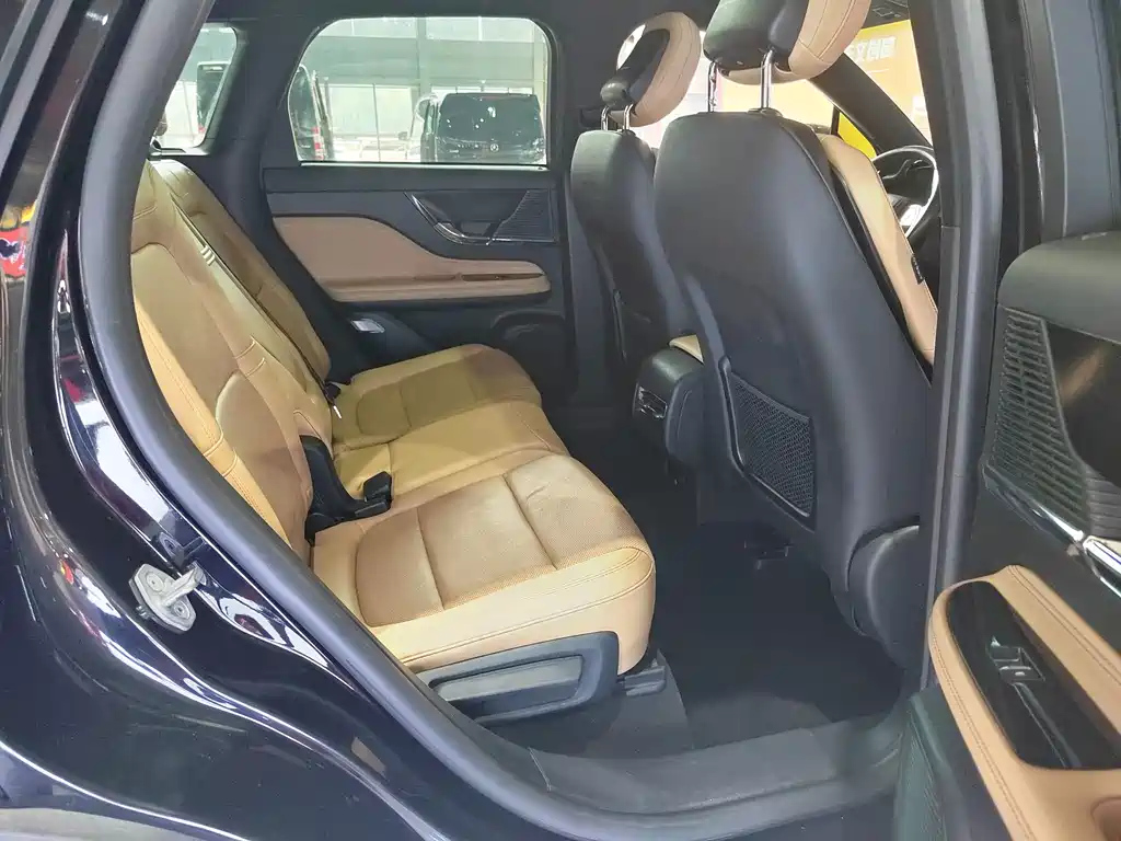 LINCOLN ADVENTURER 2021