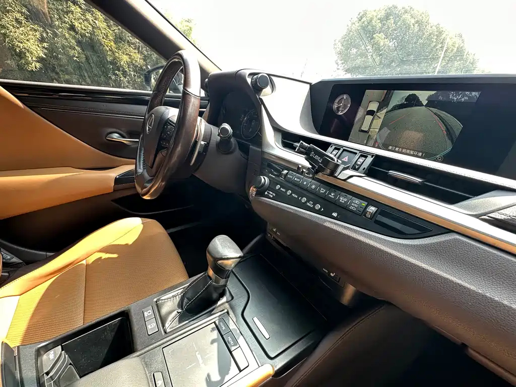 LEXUS ES 2020