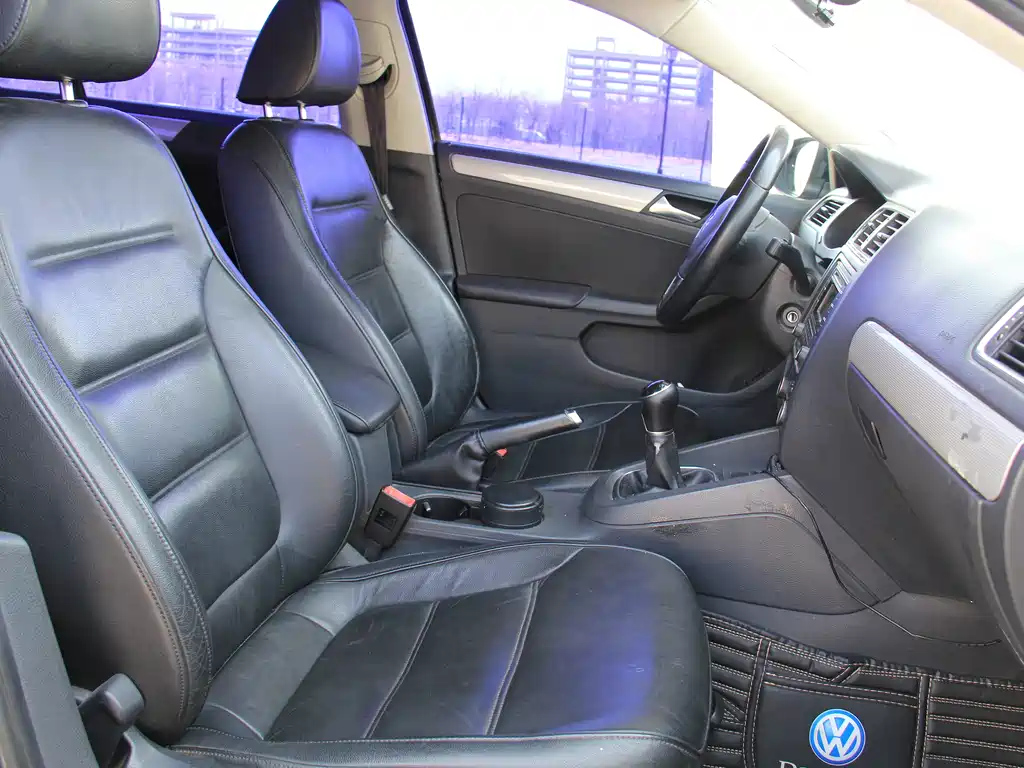 VOLKSWAGEN SAGITAR 2013