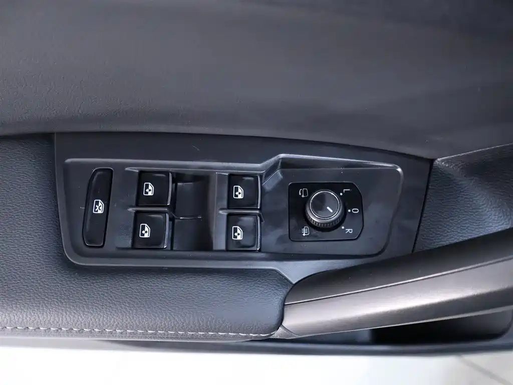 VOLKSWAGEN TIGUAN L 2021