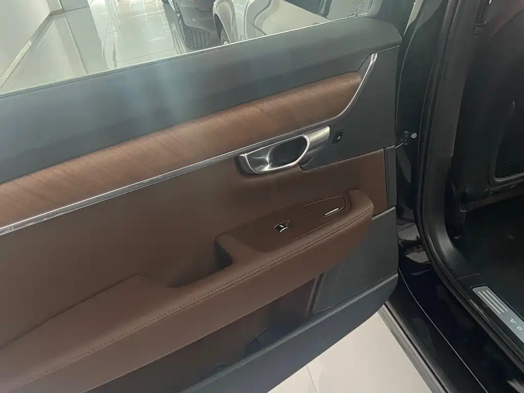 VOLVO S90 2023