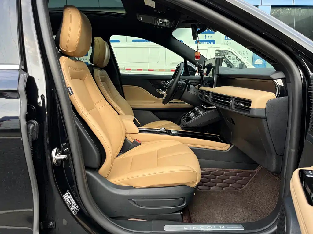 LINCOLN ADVENTURER 2020