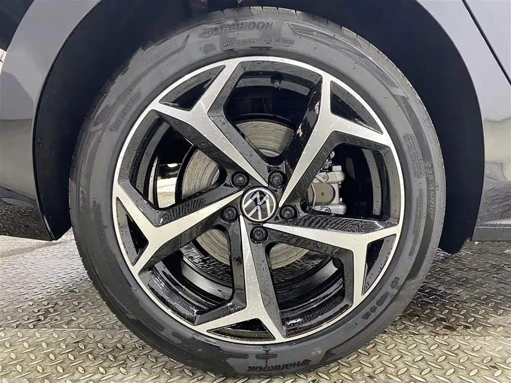 VOLKSWAGEN PASSAT 2024