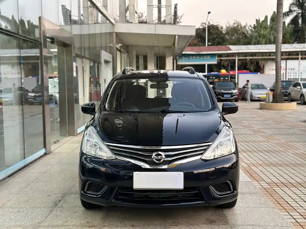 NISSAN LIVINA 2015
