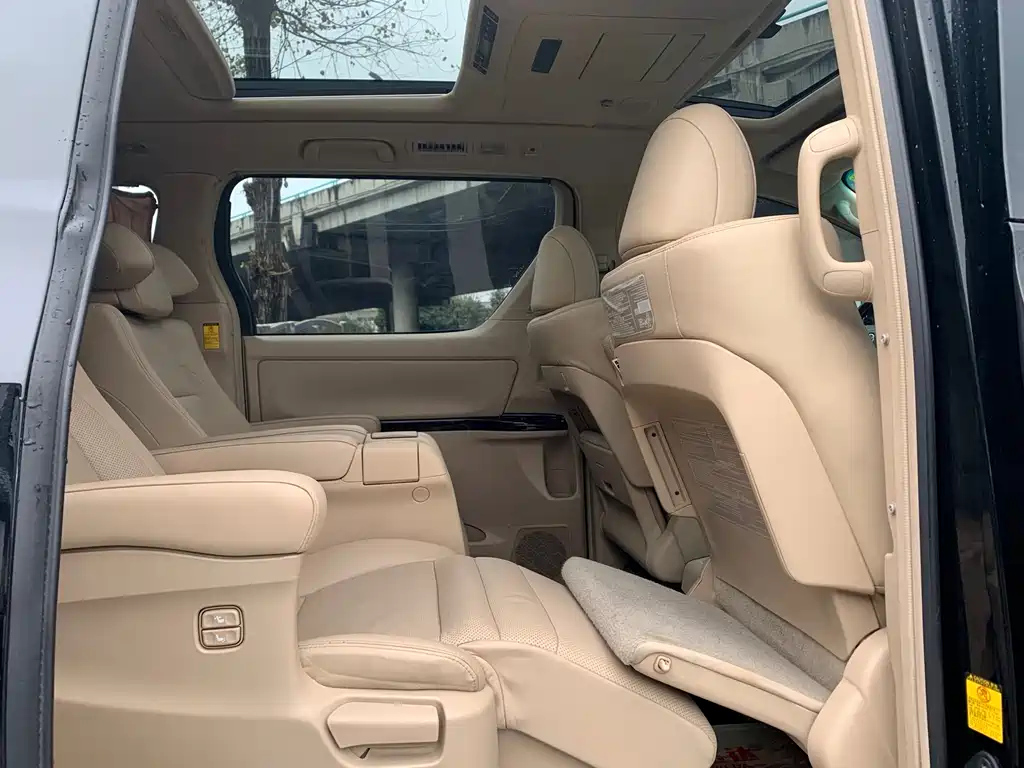 TOYOTA ALPHARD 2012