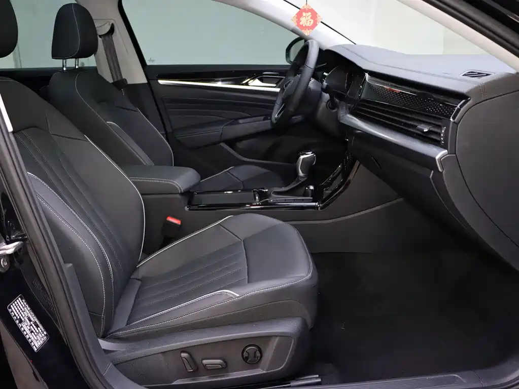 VOLKSWAGEN PASSAT 2024