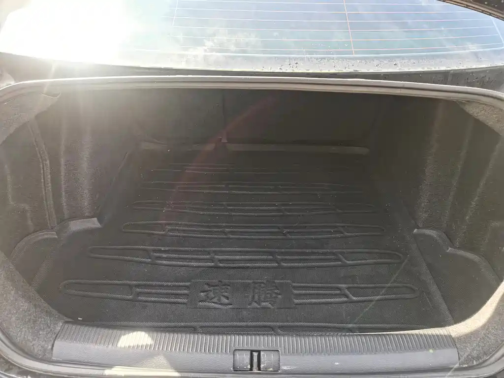 VOLKSWAGEN SAGITAR 2010
