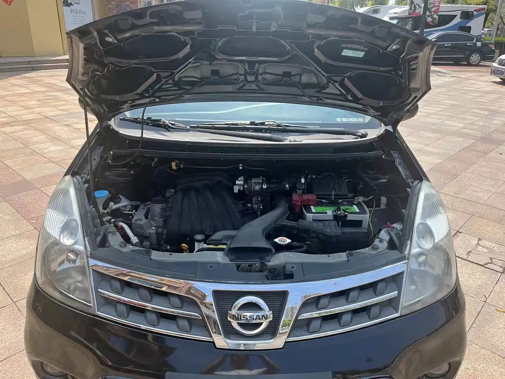 NISSAN LIVINA 2012