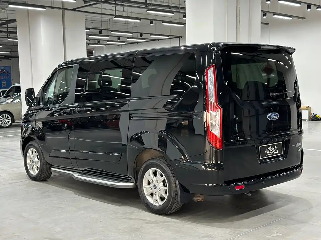 FORD TOUREO 2022
