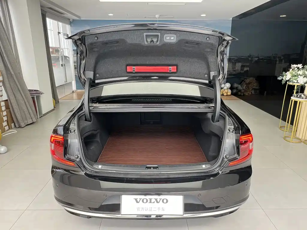 VOLVO S90 2023