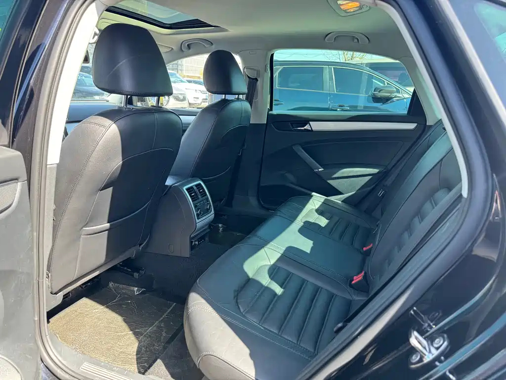 VOLKSWAGEN PASSAT 2015