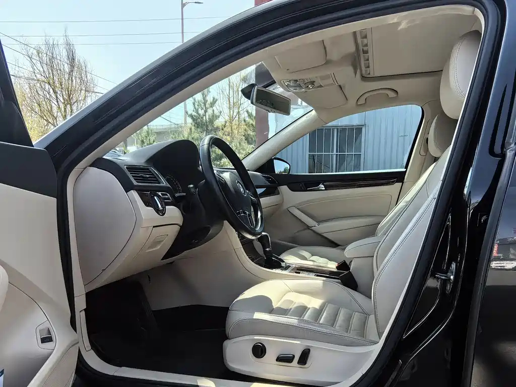 VOLKSWAGEN PASSAT 2013