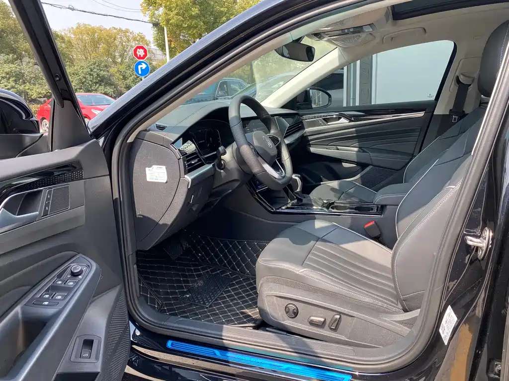 VOLKSWAGEN PASSAT 2023