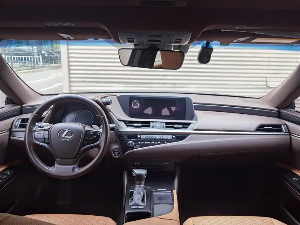 LEXUS ES 2020