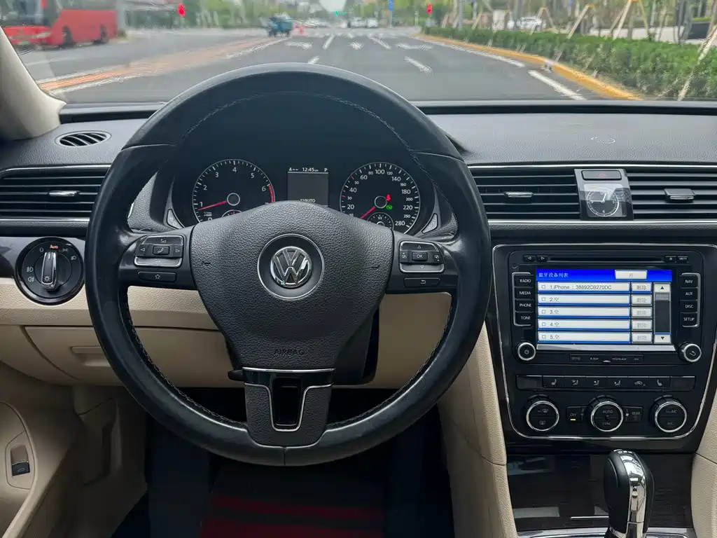 VOLKSWAGEN PASSAT 2014