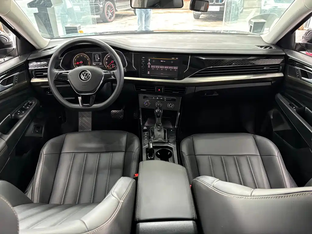 VOLKSWAGEN PASSAT 2023