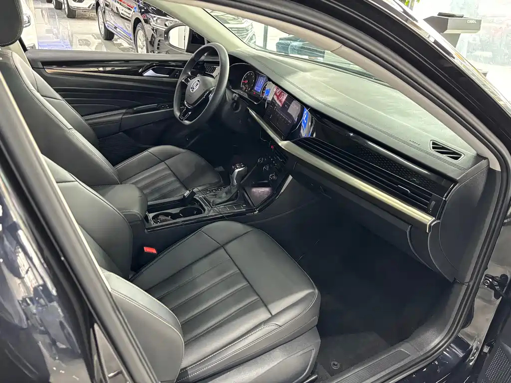 VOLKSWAGEN PASSAT 2023