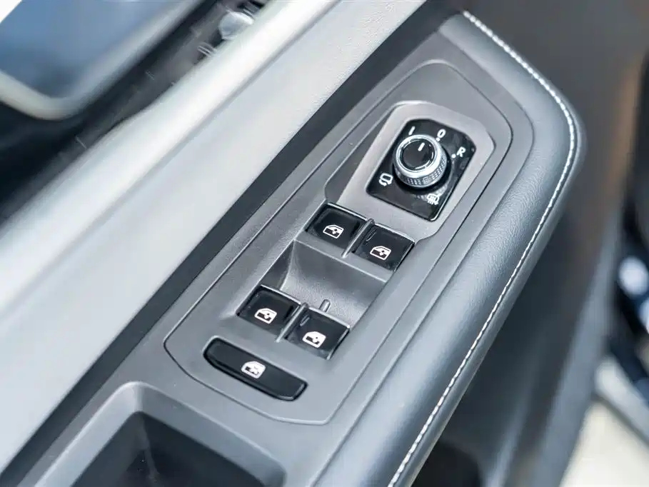 VOLKSWAGEN TOURAN 2023