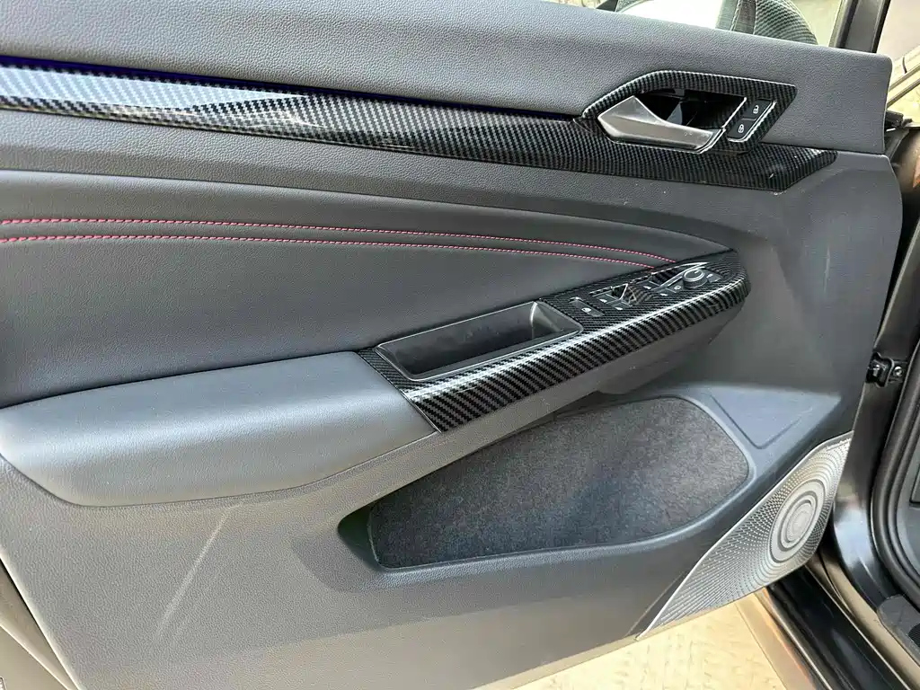 VOLKSWAGEN GOLF 2023