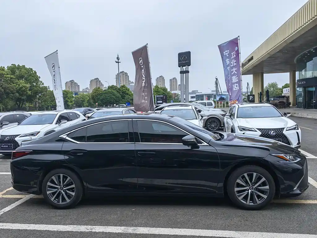 LEXUS ES 2020