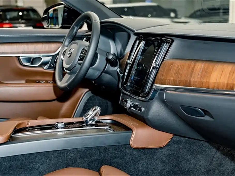 VOLVO S90 2023