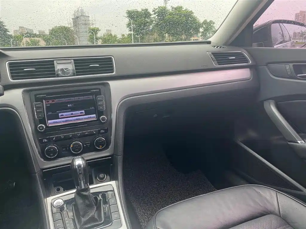 VOLKSWAGEN PASSAT 2013